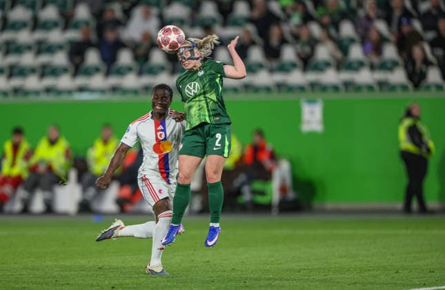 GER, Wolfsburg, VfL Wolfsburg vs Olympique Lyon, Women s Champions League, Fussball, UEFA, Spielzeit 2025 2026, AOK Arena, Viertelfinale, Hinspiel im Bild v.l.: Tabitha Chawinga (Olympique Lyon Frauen 22), Thea Bjelde (VfL Wolfsburg Frauen 2), Zweikampf, Kopfball DFB DFL REGULATIONS PROHIBIT ANY USE OF PHOTOGRAPHS AS IMAGE SEQUENCES AND OR QUASI-VIDEO, 24.03.2026 Copyright: HMBxMedia HendrikxHamelau