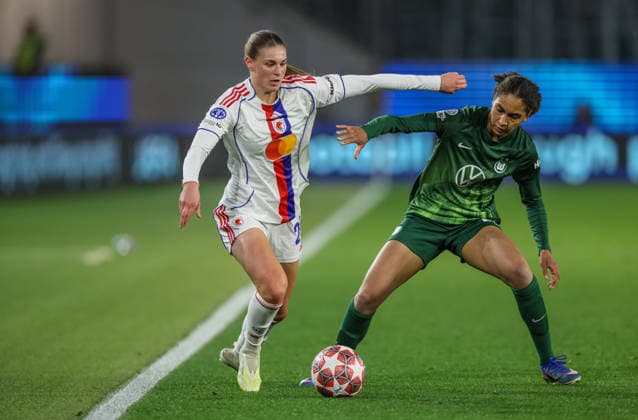 GER, Wolfsburg, VfL Wolfsburg vs Olympique Lyon, Women s Champions League, Fussball, UEFA, Spielzeit 2025 2026, AOK Arena, Viertelfinale, Hinspiel im Bild v.l.: Jule Brand (Olympique Lyon Frauen 29), Cora Zicai (VfL Wolfsburg Frauen 28), Zweikampf DFB DFL REGULATIONS PROHIBIT ANY USE OF PHOTOGRAPHS AS IMAGE SEQUENCES AND OR QUASI-VIDEO, 24.03.2026 Copyright: HMBxMedia HendrikxHamelau