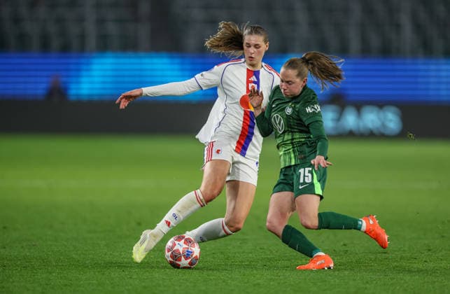 GER, Wolfsburg, VfL Wolfsburg vs Olympique Lyon, Women s Champions League, Fussball, UEFA, Spielzeit 2025 2026, AOK Arena, Viertelfinale, Hinspiel im Bild v.l.: Jule Brand (Olympique Lyon Frauen 29), Janou Levels (VfL Wolfsburg Frauen 15), Zweikampf DFB DFL REGULATIONS PROHIBIT ANY USE OF PHOTOGRAPHS AS IMAGE SEQUENCES AND OR QUASI-VIDEO, 24.03.2026 Copyright: HMBxMedia HendrikxHamelau
