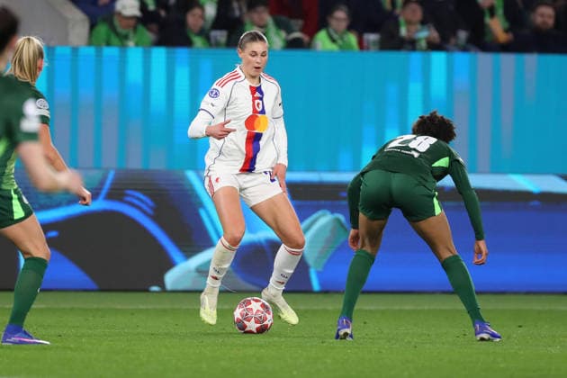 VfL vs. Lyon, CL Frauen, Wolfsburg, 24.03.2026, Fußball, Frauen, VfL Wolfsburg vs. Olympique Lyon, Champions League, Viertelfinale, Saison 2025 2026, Jule Brand (Lyon), Cora Zicai (VfL Wolfsburg) AOK Stadion Niedersachsen Deutschland