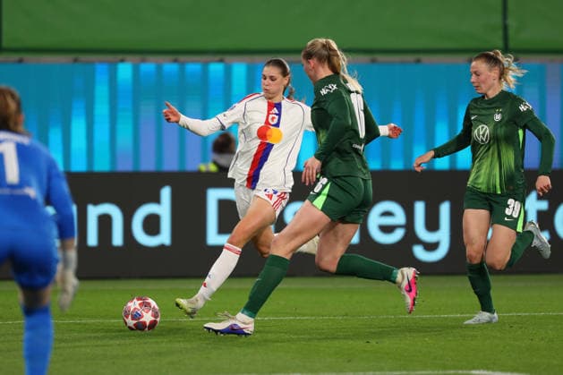 VfL vs. Lyon, CL Frauen, Wolfsburg, 24.03.2026, Fußball, Frauen, VfL Wolfsburg vs. Olympique Lyon, Champions League, Viertelfinale, Saison 2025 2026, Jule Brand (Lyon), Camilla Küver (VfL Wolfsburg), Sarai Linder (VfL Wolfsburg) AOK Stadion Niedersachsen Deutschland