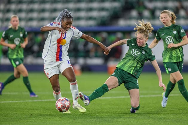 GER, Wolfsburg, VfL Wolfsburg vs Olympique Lyon, Women s Champions League, Fussball, UEFA, Spielzeit 2025 2026, AOK Arena, Viertelfinale, Hinspiel im Bild v.l.: Kadidiatou Diani (Olympique Lyon Frauen 11), Janina Minge (VfL Wolfsburg Frauen 6), Zweikampf im Strafraum, Grätsche DFB DFL REGULATIONS PROHIBIT ANY USE OF PHOTOGRAPHS AS IMAGE SEQUENCES AND OR QUASI-VIDEO, 24.03.2026 Copyright: HMBxMedia HendrikxHamelau