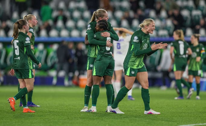 GER, Wolfsburg, VfL Wolfsburg vs Olympique Lyon, Women s Champions League, Fussball, UEFA, Spielzeit 2025 2026, AOK Arena, Viertelfinale, Hinspiel im Bild: Freude und Emotionen nach dem Sieg beim Vfl Wolfsburg DFB DFL REGULATIONS PROHIBIT ANY USE OF PHOTOGRAPHS AS IMAGE SEQUENCES AND OR QUASI-VIDEO, 24.03.2026 Copyright: HMBxMedia HendrikxHamelau