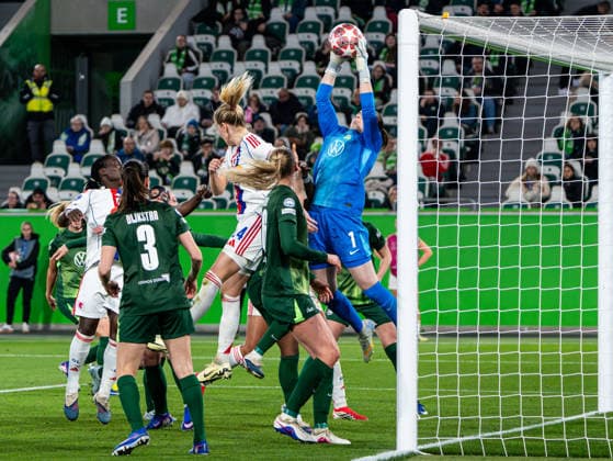Stina Johannes (VfL Wolfsburg, 01) faengt den Ball VfL Wolfsburg vs. Olympique Lyon, Fussball, Frauen UEFA Champions League, Viertelfinale, Saison 2025 2026, 24.03.2026 VfL Wolfsburg vs. Olympique Lyon, Fussball, Frauen UEFA Champions League, Viertelfinale, Saison 2025 2026, 24.03.2026 Wolfsburg Copyright: xEibner-Pressefoto DamianxKruczynx EP_DKI