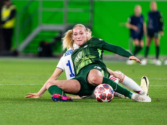 Camilla Kuever (VfL Wolfsburg, 16) im Zweikampf gegen Ada Hegerberg (OL Lyonnes, 14) VfL Wolfsburg vs. Olympique Lyon, Fussball, Frauen UEFA Champions League, Viertelfinale, Saison 2025 2026, 24.03.2026 VfL Wolfsburg vs. Olympique Lyon, Fussball, Frauen UEFA Champions League, Viertelfinale, Saison 2025 2026, 24.03.2026 Wolfsburg Copyright: xEibner-Pressefoto DamianxKruczynx EP_DKI