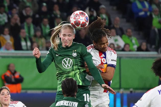 VfL vs. Lyon, CL Frauen, Wolfsburg, 24.03.2026, Fußball, Frauen, VfL Wolfsburg vs. Olympique Lyon, Champions League, Viertelfinale, Saison 2025 2026, Camilla Küver (VfL Wolfsburg), Wendie Renard (Lyon) AOK Stadion Niedersachsen Deutschland