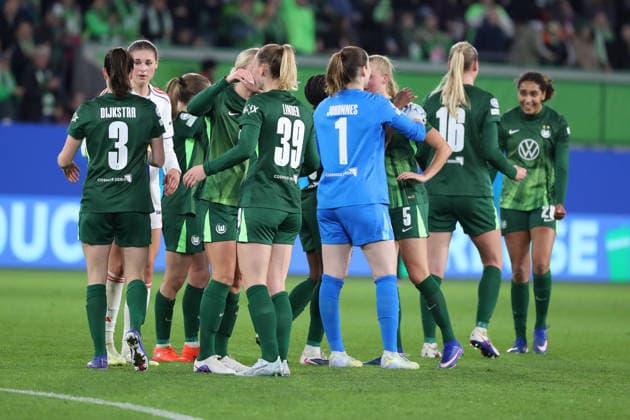 VfL vs. Lyon, CL Frauen, Wolfsburg, 24.03.2026, Fußball, Frauen, VfL Wolfsburg vs. Olympique Lyon, Champions League, Viertelfinale, Saison 2025 2026, Schlussjubel AOK Stadion Niedersachsen Deutschland