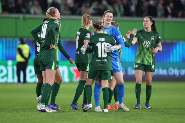 VfL vs. Lyon, CL Frauen, Wolfsburg, 24.03.2026, Fußball, Frauen, VfL Wolfsburg vs. Olympique Lyon, Champions League, Viertelfinale, Saison 2025 2026, Schlussjubel AOK Stadion Niedersachsen Deutschland