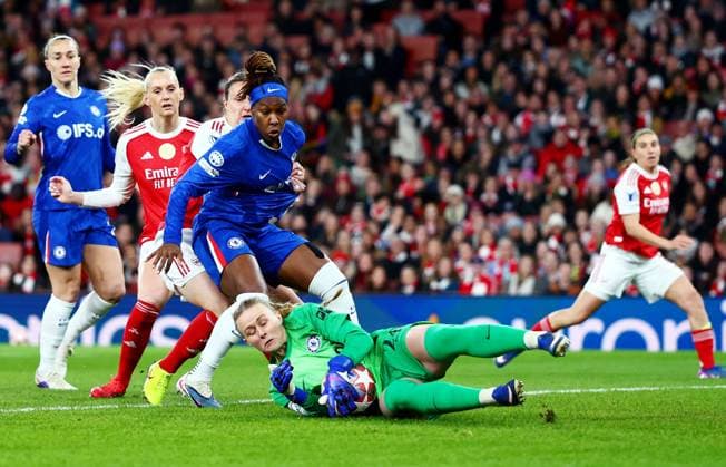 Hannah Hampton of Chelsea makes a save. Arsenal Women v Chelsea Women, UEFA Women s Champions League, Quarter Final, First Leg, Football, Emirates Stadium, London, UK - 24 Mar 2026London Emirates Stadium United Kingdom EDITORIAL USE ONLY No use with unauthorised audio, video, data, fixture lists, club league logos or live services. Online in-match use limited to 120 images, no video emulation. No use in betting, games or single club league player publications. Copyright: xJamesxMarsh Shutterstockx 16787096u