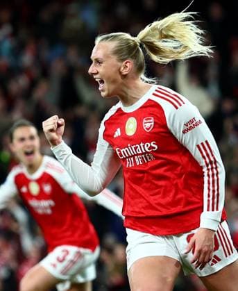 Stina Blackstenius of Arsenal celebrates scoring a goal after making the score 1-0. Arsenal Women v Chelsea Women, UEFA Women s Champions League, Quarter Final, First Leg, Football, Emirates Stadium, London, UK - 24 Mar 2026London Emirates Stadium United Kingdom EDITORIAL USE ONLY No use with unauthorised audio, video, data, fixture lists, club league logos or live services. Online in-match use limited to 120 images, no video emulation. No use in betting, games or single club league player publications. Copyright: xJamesxMarsh Shutterstockx 16787096af