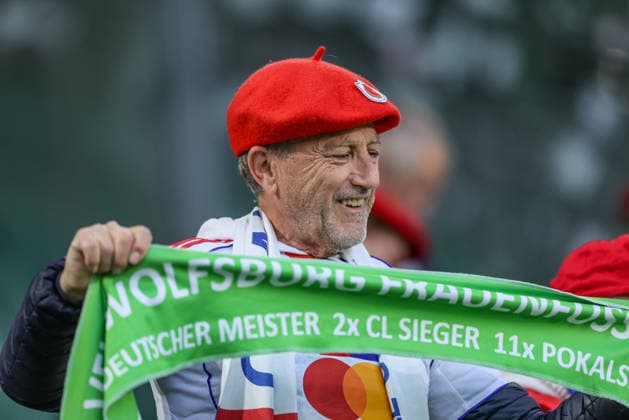 GER, Wolfsburg, VfL Wolfsburg vs Olympique Lyon, Women s Champions League, Fussball, UEFA, Spielzeit 2025 2026, AOK Arena, Viertelfinale, Hinspiel im Bild: Fan Olympique Lyon Frauen mit Schal von Vfl Wolfsburg DFB DFL REGULATIONS PROHIBIT ANY USE OF PHOTOGRAPHS AS IMAGE SEQUENCES AND OR QUASI-VIDEO, 24.03.2026 Copyright: HMBxMedia HendrikxHamelau