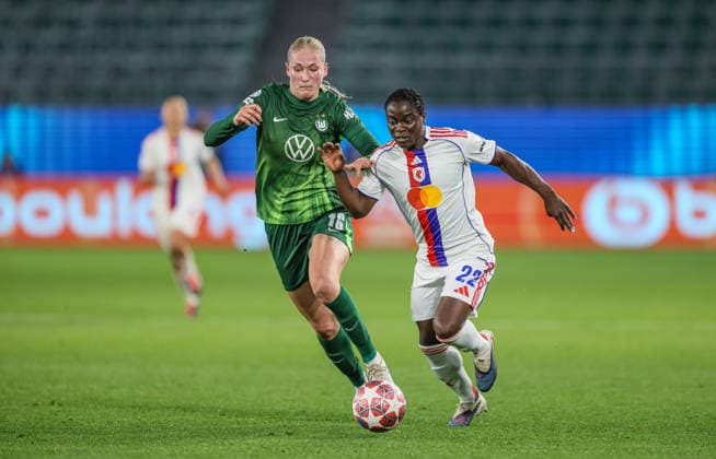 GER, Wolfsburg, VfL Wolfsburg vs Olympique Lyon, Women s Champions League, Fussball, UEFA, Spielzeit 2025 2026, AOK Arena, Viertelfinale, Hinspiel im Bild v.l.: Camilla Küver (VfL Wolfsburg Frauen 16), Tabitha Chawinga (Olympique Lyon Frauen 22), Zweikampf DFB DFL REGULATIONS PROHIBIT ANY USE OF PHOTOGRAPHS AS IMAGE SEQUENCES AND OR QUASI-VIDEO, 24.03.2026 Copyright: HMBxMedia HendrikxHamelau