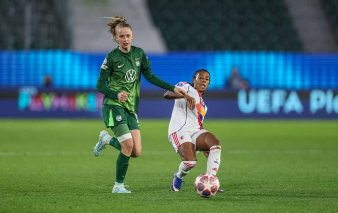 GER, Wolfsburg, VfL Wolfsburg vs Olympique Lyon, Women s Champions League, Fussball, UEFA, Spielzeit 2025 2026, AOK Arena, Viertelfinale, Hinspiel im Bild v.l.: Vivien Endemann (VfL Wolfsburg Frauen 25), Ashley Lawrence (Olympique Lyon Frauen 12) DFB DFL REGULATIONS PROHIBIT ANY USE OF PHOTOGRAPHS AS IMAGE SEQUENCES AND OR QUASI-VIDEO, 24.03.2026 Copyright: HMBxMedia HendrikxHamelau