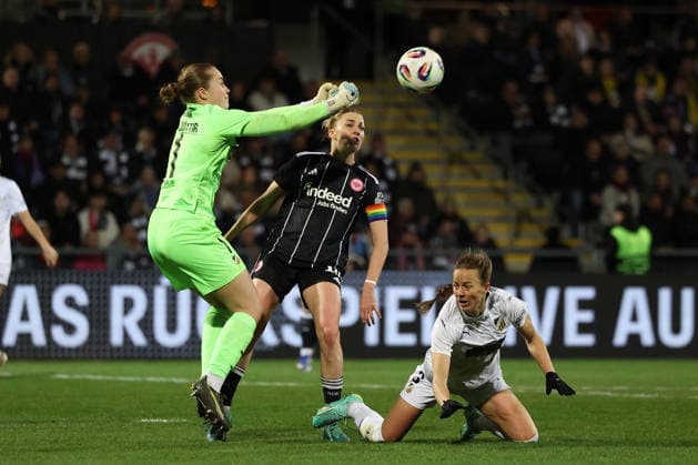 FRANKFURT AM MAIN, DEUTSCHLAND 25.03.2026 Halbfinal-Hinspiel im UEFA Women™s Europa Cup zwischen Eintracht Frankfurt Frauen und BK Haecken FF im Stadion am Brentanobad in Frankfurt am Main v.l., goalkeeper Fanney Birkisdottir (BK Haecken FF), Laura Freigang (Eintracht Frankfurt), Aivi Luik (BK Haecken FF), zweikampf, action, aktion, battles for the Ball, in aktion, in action, Copyright: JoaquimxFerreira