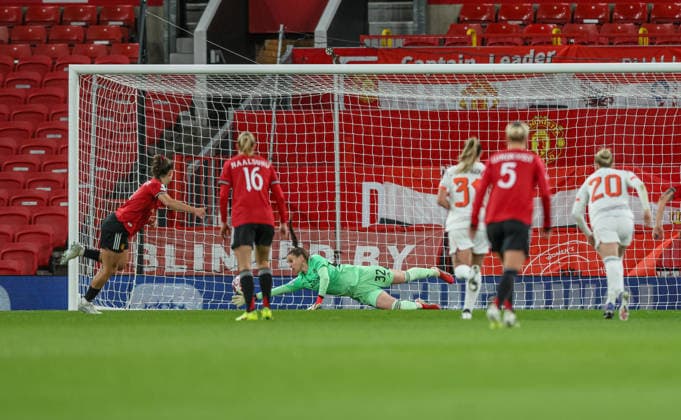 GBR, Manchester, Manchester United, ManU vs Bayern München, Women s Champions League, Fussball, UEFA, Spielzeit 2025 2026, Old Trafford, Viertelfinale, Hinspiel im Bild: Maya Le Tissier (Manchester United Frauen 4), Tor, Freude, Jubel und Emotion, 1:1, goal scored DFB DFL REGULATIONS PROHIBIT ANY USE OF PHOTOGRAPHS AS IMAGE SEQUENCES AND OR QUASI-VIDEO, 25.03.2026 Copyright: HMBxMedia HendrikxHamelau