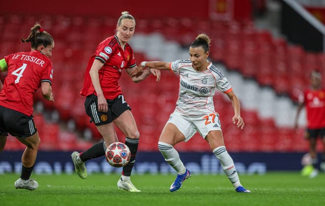 GBR, Manchester, Manchester United, ManU vs Bayern München, Women s Champions League, Fussball, UEFA, Spielzeit 2025 2026, Old Trafford, Viertelfinale, Hinspiel im Bild v.l.: Millie Turner (Manchester United Frauen 21), Arianna Caruso (Bayern München 27), Zweikampf DFB DFL REGULATIONS PROHIBIT ANY USE OF PHOTOGRAPHS AS IMAGE SEQUENCES AND OR QUASI-VIDEO, 25.03.2026 Copyright: HMBxMedia HendrikxHamelau