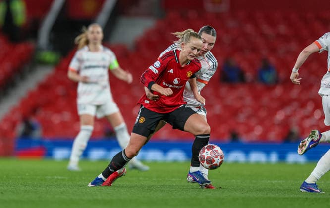 GBR, Manchester, Manchester United, ManU vs Bayern München, Women s Champions League, Fussball, UEFA, Spielzeit 2025 2026, Old Trafford, Viertelfinale, Hinspiel im Bild v.l.: Lea Schüller (Manchester United Frauen 24), Vanessa Gilles (Bayern München 2), Zweikampf DFB DFL REGULATIONS PROHIBIT ANY USE OF PHOTOGRAPHS AS IMAGE SEQUENCES AND OR QUASI-VIDEO, 25.03.2026 Copyright: HMBxMedia HendrikxHamelau