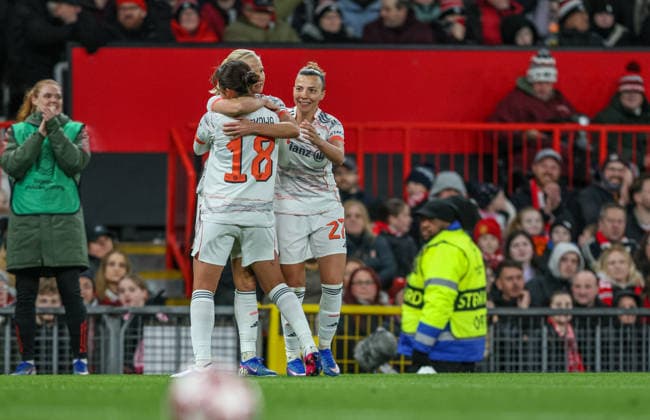 GBR, Manchester, Manchester United, ManU vs Bayern München, Women s Champions League, Fussball, UEFA, Spielzeit 2025 2026, Old Trafford, Viertelfinale, Hinspiel im Bild: Pernille Harder (Bayern München 21) erzielt das 2:1, Tor, Freude, Jubel und Emotion, goal scored, Momoko Tanikawa (Bayern München 18), Arianna Caruso (Bayern München 27) DFB DFL REGULATIONS PROHIBIT ANY USE OF PHOTOGRAPHS AS IMAGE SEQUENCES AND OR QUASI-VIDEO, 25.03.2026 Copyright: HMBxMedia HendrikxHamelau