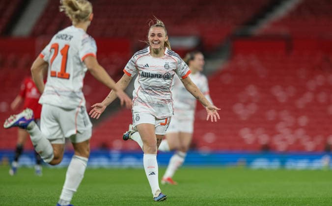 GBR, Manchester, Manchester United, ManU vs Bayern München, Women s Champions League, Fussball, UEFA, Spielzeit 2025 2026, Old Trafford, Viertelfinale, Hinspiel im Bild: Pernille Harder (Bayern München 21), 1:0, Tor, Freude, Jubel und Emotion, Georgia Stanway (Bayern München 31) DFB DFL REGULATIONS PROHIBIT ANY USE OF PHOTOGRAPHS AS IMAGE SEQUENCES AND OR QUASI-VIDEO, 25.03.2026 Copyright: HMBxMedia HendrikxHamelau