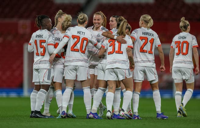 GBR, Manchester, Manchester United, ManU vs Bayern München, Women s Champions League, Fussball, UEFA, Spielzeit 2025 2026, Old Trafford, Viertelfinale, Hinspiel im Bild: Pernille Harder (Bayern München 21), 1:0, Tor, Freude, Jubel und Emotion DFB DFL REGULATIONS PROHIBIT ANY USE OF PHOTOGRAPHS AS IMAGE SEQUENCES AND OR QUASI-VIDEO, 25.03.2026 Copyright: HMBxMedia HendrikxHamelau