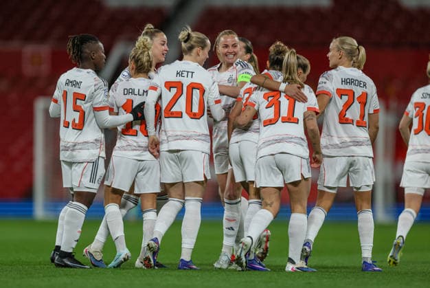 GBR, Manchester, Manchester United, ManU vs Bayern München, Women s Champions League, Fussball, UEFA, Spielzeit 2025 2026, Old Trafford, Viertelfinale, Hinspiel im Bild: Pernille Harder (Bayern München 21) erzielt das 1:0, Tor, Freude, Jubel und Emotion DFB DFL REGULATIONS PROHIBIT ANY USE OF PHOTOGRAPHS AS IMAGE SEQUENCES AND OR QUASI-VIDEO, 25.03.2026 Copyright: HMBxMedia HendrikxHamelau
