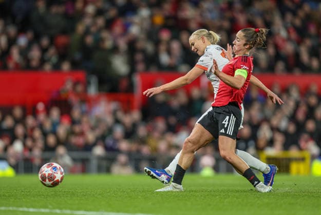 GBR, Manchester, Manchester United, ManU vs Bayern München, Women s Champions League, Fussball, UEFA, Spielzeit 2025 2026, Old Trafford, Viertelfinale, Hinspiel im Bild v.l.: Pernille Harder (Bayern München 21) zieht an Maya Le Tissier (Manchester United Frauen 4) vorbei und erzielt das Tor zum 2:1 DFB DFL REGULATIONS PROHIBIT ANY USE OF PHOTOGRAPHS AS IMAGE SEQUENCES AND OR QUASI-VIDEO, 25.03.2026 Copyright: HMBxMedia HendrikxHamelau