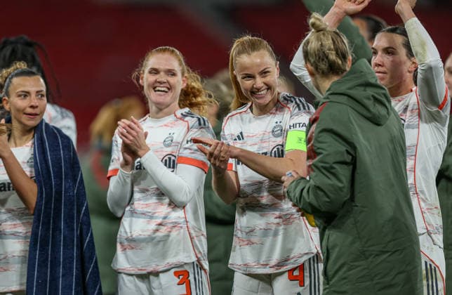 GBR, Manchester, Manchester United, ManU vs Bayern München, Women s Champions League, Fussball, UEFA, Spielzeit 2025 2026, Old Trafford, Viertelfinale, Hinspiel im Bild: FC Bayern München Frauen feiern den Sieg 3:2 gegen Manchester United DFB DFL REGULATIONS PROHIBIT ANY USE OF PHOTOGRAPHS AS IMAGE SEQUENCES AND OR QUASI-VIDEO, 25.03.2026 Copyright: HMBxMedia HendrikxHamelau