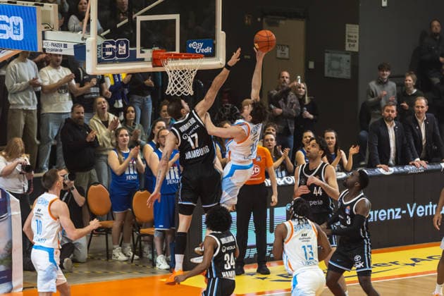 GER, easy-Credit Basketball-Bundesliga, Science City Jena - Veolia Towers Hamburg. 26.03.2026, Sparkassen Arena, Jena, GER, easy-Credit Basketball-Bundesliga, Science City Jena - Veolia Towers Hamburg. Kristofer Krause (Science City Jena, 36), Niklas Wimberg (Veolia Towers Hamburg, 17) Â Foto Alexander Trienitz Jena Sparkassen Arena Thueringen Deutschland
