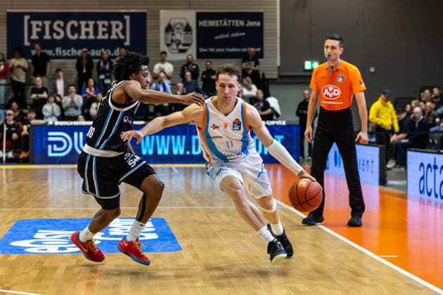GER, easy-Credit Basketball-Bundesliga, Science City Jena - Veolia Towers Hamburg. 26.03.2026, Sparkassen Arena, Jena, GER, easy-Credit Basketball-Bundesliga, Science City Jena - Veolia Towers Hamburg. Seikou Sisoho Jawara (Science City Jena, 11), Ross Williams (Veolia Towers Hamburg, 34) Â Foto Alexander Trienitz Jena Sparkassen Arena Thueringen Deutschland