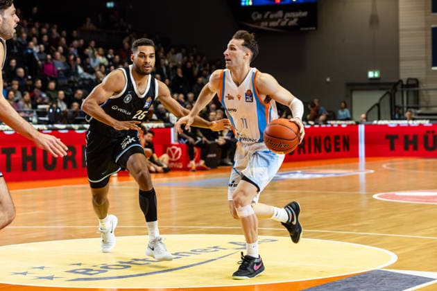 GER, easy-Credit Basketball-Bundesliga, Science City Jena - Veolia Towers Hamburg. 26.03.2026, Sparkassen Arena, Jena, GER, easy-Credit Basketball-Bundesliga, Science City Jena - Veolia Towers Hamburg. Seikou Sisoho Jawara (Science City Jena, 11), Kenneth Ogbe (Veolia Towers Hamburg, 25) Â Foto Alexander Trienitz Jena Sparkassen Arena Thueringen Deutschland