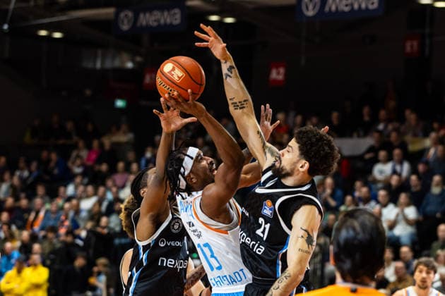 GER, easy-Credit Basketball-Bundesliga, Science City Jena - Veolia Towers Hamburg. 26.03.2026, Sparkassen Arena, Jena, GER, easy-Credit Basketball-Bundesliga, Science City Jena - Veolia Towers Hamburg. Keith Braxton Jr. (Science City Jena, 13), Devon Daniels IV (Veolia Towers Hamburg, 21) Â Foto Alexander Trienitz Jena Sparkassen Arena Thueringen Deutschland
