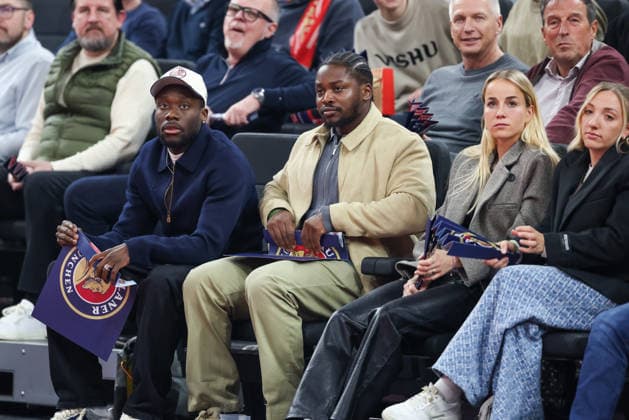 Alphonso Davies (FC Bayern Muenchen, 19) mit Giulia Gwinn (FC Bayern Muenchen, 07), GER, FC Bayern Basketball vs. LDLC ASVEL Villeurbanne, Basketball, Euroleague, 34. Spieltag, Saison 2025 2026, 26.03.2026, GER, FC Bayern Basketball vs. LDLC ASVEL Villeurbanne, Basketball, Euroleague, 34. Spieltag, Saison 2025 2026, 26.03.2026 Muenchen Copyright: xEibner-Pressefoto JennixMaulx EP_JML