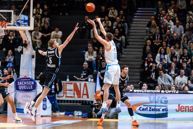 GER, easy-Credit Basketball-Bundesliga, Science City Jena - Veolia Towers Hamburg. 26.03.2026, Sparkassen Arena, Jena, GER, easy-Credit Basketball-Bundesliga, Science City Jena - Veolia Towers Hamburg. Joe Wieskamp (Science City Jena, 10), Zsombor Maronka (Veolia Towers Hamburg, 5) Â Foto Alexander Trienitz Jena Sparkassen Arena Thueringen Deutschland
