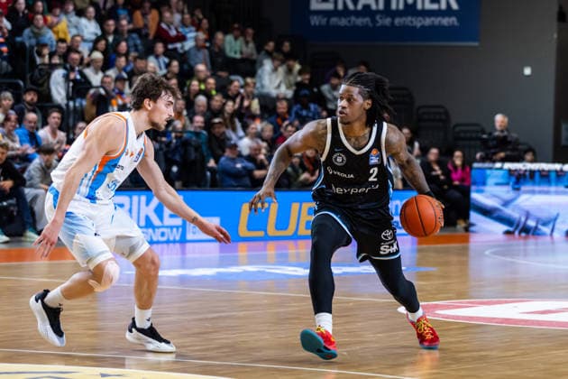 GER, easy-Credit Basketball-Bundesliga, Science City Jena - Veolia Towers Hamburg. 26.03.2026, Sparkassen Arena, Jena, GER, easy-Credit Basketball-Bundesliga, Science City Jena - Veolia Towers Hamburg. Leonard Thorpe Jr. (Veolia Towers Hamburg, 2) , Kristofer Krause (Science City Jena, 36) Â Foto Alexander Trienitz Jena Sparkassen Arena Thueringen Deutschland
