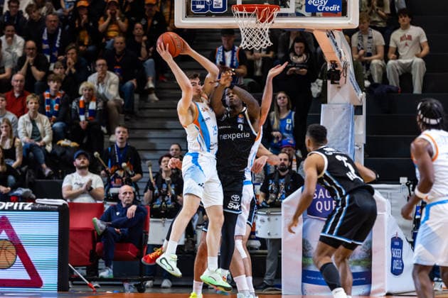 GER, easy-Credit Basketball-Bundesliga, Science City Jena - Veolia Towers Hamburg. 26.03.2026, Sparkassen Arena, Jena, GER, easy-Credit Basketball-Bundesliga, Science City Jena - Veolia Towers Hamburg. Lorenz Bank (Science City Jena, 25), Leonard Thorpe Jr. (Veolia Towers Hamburg, 2) Â Foto Alexander Trienitz Jena Sparkassen Arena Thueringen Deutschland