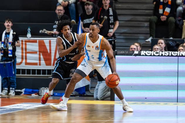 GER, easy-Credit Basketball-Bundesliga, Science City Jena - Veolia Towers Hamburg. 26.03.2026, Sparkassen Arena, Jena, GER, easy-Credit Basketball-Bundesliga, Science City Jena - Veolia Towers Hamburg. Chris Carter (Science City Jena, 5), Ross Williams (Veolia Towers Hamburg, 34) Â Foto Alexander Trienitz Jena Sparkassen Arena Thueringen Deutschland