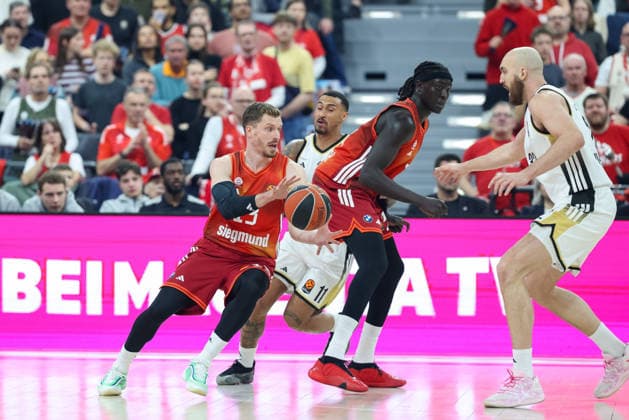 Andreas Obst (FC Bayern Basketball, 13) mit Ball mit Edwin Jackson (LDLC ASVEL Villeurbanne, 11) und Wenyen Gabriel (FC Bayern Basketball, 32), mit Bastien Vautier (LDLC ASVEL Villeurbanne, 32), GER, FC Bayern Basketball vs. LDLC ASVEL Villeurbanne, Basketball, Euroleague, 34. Spieltag, Saison 2025 2026, 26.03.2026, GER, FC Bayern Basketball vs. LDLC ASVEL Villeurbanne, Basketball, Euroleague, 34. Spieltag, Saison 2025 2026, 26.03.2026 Muenchen Copyright: xEibner-Pressefoto JennixMaulx EP_JML