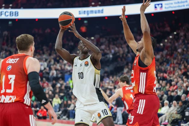 Bodian Massa (LDLC ASVEL Villeurbanne, 10) mit David McCormack (FC Bayern Basketball, 33) und Andreas Obst (FC Bayern Basketball, 13), GER, FC Bayern Basketball vs. LDLC ASVEL Villeurbanne, Basketball, Euroleague, 34. Spieltag, Saison 2025 2026, 26.03.2026, GER, FC Bayern Basketball vs. LDLC ASVEL Villeurbanne, Basketball, Euroleague, 34. Spieltag, Saison 2025 2026, 26.03.2026 Muenchen Copyright: xEibner-Pressefoto JennixMaulx EP_JML
