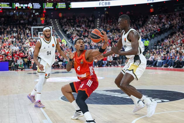 Xavier Rathan-Mayes (FC Bayern Basketball, 04) mit Armel Traore (LDLC ASVEL Villeurbanne, 94) und Bodian Massa (LDLC ASVEL Villeurbanne, 10), GER, FC Bayern Basketball vs. LDLC ASVEL Villeurbanne, Basketball, Euroleague, 34. Spieltag, Saison 2025 2026, 26.03.2026, GER, FC Bayern Basketball vs. LDLC ASVEL Villeurbanne, Basketball, Euroleague, 34. Spieltag, Saison 2025 2026, 26.03.2026 Muenchen Copyright: xEibner-Pressefoto JennixMaulx EP_JML