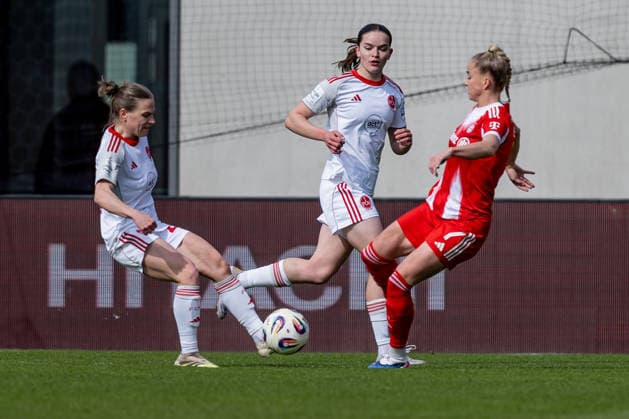 Giulia Gwinn (FC Bayern Muenchen Frauen, 07) im Kampf um den Ball mit zwei Gegenspielerinnen GER, FC Bayern Muenchen Frauen vs. 1. FC Nuernberg, Fussball, Google Pixel Frauen-Bundesliga, 22. Spieltag, Saison 2025 2026, 28.03.2026. (DFL DFB REGULATIONS PROHIBIT ANY USE OF PHOTOGRAPHS as IMAGE SEQUENCES and or QUASI-VIDEO). GER, FC Bayern Muenchen Frauen vs. 1. FC Nuernberg, Fussball, Google Pixel Frauen-Bundesliga, 22. Spieltag, Saison 2025 2026, 28.03.2026. Muenchen Copyright: xEibner-Pressefoto HeikexFeinerx EP_HFR