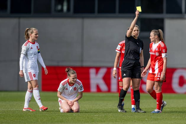Karoline Wacker (Schiedsrichterin) zeigt Georgia Stanway (FC Bayern Muenchen Frauen, 31) die gelbe Karte nach einem Foul GER, FC Bayern Muenchen Frauen vs. 1. FC Nuernberg, Fussball, Google Pixel Frauen-Bundesliga, 22. Spieltag, Saison 2025 2026, 28.03.2026. (DFL DFB REGULATIONS PROHIBIT ANY USE OF PHOTOGRAPHS as IMAGE SEQUENCES and or QUASI-VIDEO). GER, FC Bayern Muenchen Frauen vs. 1. FC Nuernberg, Fussball, Google Pixel Frauen-Bundesliga, 22. Spieltag, Saison 2025 2026, 28.03.2026. Muenchen Copyright: xEibner-Pressefoto HeikexFeinerx EP_HFR