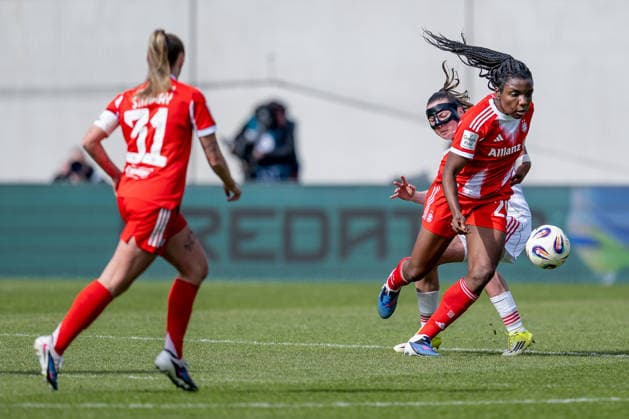 Kampf um den Ball Zweikampf zwischen Julia Pollak (1. FC Nuernberg, 22) mit Edna Imade (FC Bayern Muenchen Frauen, 29) GER, FC Bayern Muenchen Frauen vs. 1. FC Nuernberg, Fussball, Google Pixel Frauen-Bundesliga, 22. Spieltag, Saison 2025 2026, 28.03.2026. (DFL DFB REGULATIONS PROHIBIT ANY USE OF PHOTOGRAPHS as IMAGE SEQUENCES and or QUASI-VIDEO). GER, FC Bayern Muenchen Frauen vs. 1. FC Nuernberg, Fussball, Google Pixel Frauen-Bundesliga, 22. Spieltag, Saison 2025 2026, 28.03.2026. Muenchen Copyright: xEibner-Pressefoto HeikexFeinerx EP_HFR