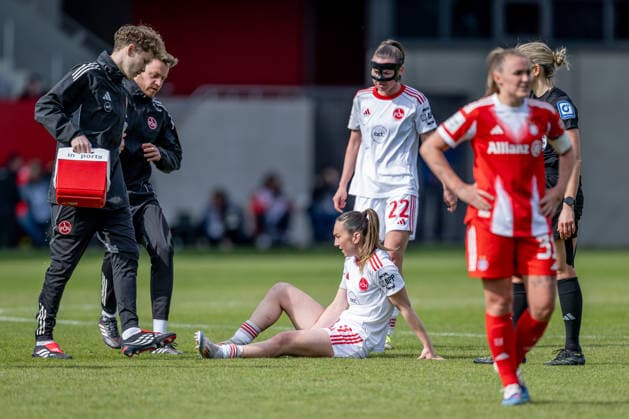 Lara Meroni (1. FC Nuernberg, 11) benoetigt die Unterstuetzung der Betreuer aufgrund einer Verletzung, dahinter Julia Pollak (1. FC Nuernberg, 22) GER, FC Bayern Muenchen Frauen vs. 1. FC Nuernberg, Fussball, Google Pixel Frauen-Bundesliga, 22. Spieltag, Saison 2025 2026, 28.03.2026. (DFL DFB REGULATIONS PROHIBIT ANY USE OF PHOTOGRAPHS as IMAGE SEQUENCES and or QUASI-VIDEO). GER, FC Bayern Muenchen Frauen vs. 1. FC Nuernberg, Fussball, Google Pixel Frauen-Bundesliga, 22. Spieltag, Saison 2025 2026, 28.03.2026. Muenchen Copyright: xEibner-Pressefoto HeikexFeinerx EP_HFR