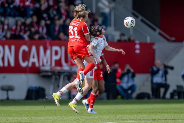 Kampf um den Ball Zweikampf Kopfballduell zwischen Georgia Stanway (FC Bayern Muenchen Frauen, 31) und Julia Pollak (1. FC Nuernberg, 22) GER, FC Bayern Muenchen Frauen vs. 1. FC Nuernberg, Fussball, Google Pixel Frauen-Bundesliga, 22. Spieltag, Saison 2025 2026, 28.03.2026. (DFL DFB REGULATIONS PROHIBIT ANY USE OF PHOTOGRAPHS as IMAGE SEQUENCES and or QUASI-VIDEO). GER, FC Bayern Muenchen Frauen vs. 1. FC Nuernberg, Fussball, Google Pixel Frauen-Bundesliga, 22. Spieltag, Saison 2025 2026, 28.03.2026. Muenchen Copyright: xEibner-Pressefoto HeikexFeinerx EP_HFR