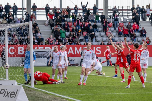 Edna Imade (FC Bayern Muenchen Frauen, 29) bei ihrem Tor zum 1:0 gegen Lourdes Romero (Torfrau, 1. FC Nuernberg, 25) und ihre Vorderleute GER, FC Bayern Muenchen Frauen vs. 1. FC Nuernberg, Fussball, Google Pixel Frauen-Bundesliga, 22. Spieltag, Saison 2025 2026, 28.03.2026. (DFL DFB REGULATIONS PROHIBIT ANY USE OF PHOTOGRAPHS as IMAGE SEQUENCES and or QUASI-VIDEO). GER, FC Bayern Muenchen Frauen vs. 1. FC Nuernberg, Fussball, Google Pixel Frauen-Bundesliga, 22. Spieltag, Saison 2025 2026, 28.03.2026. Muenchen Copyright: xEibner-Pressefoto HeikexFeinerx EP_HFR
