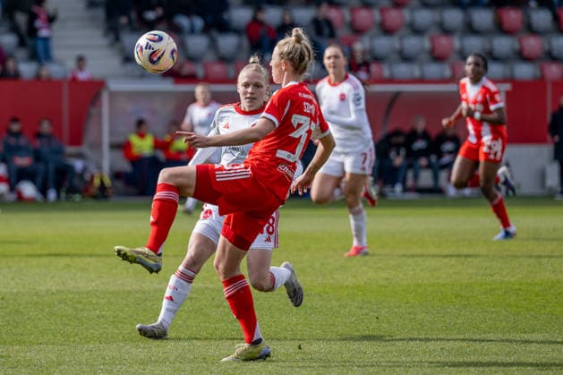 Kampf um den Ball Zweikampf zwischen Franziska Mai (1. FC Nuernberg, 18) und Carolin Simon (FC Bayern Muenchen Frauen, 30) GER, FC Bayern Muenchen Frauen vs. 1. FC Nuernberg, Fussball, Google Pixel Frauen-Bundesliga, 22. Spieltag, Saison 2025 2026, 28.03.2026. (DFL DFB REGULATIONS PROHIBIT ANY USE OF PHOTOGRAPHS as IMAGE SEQUENCES and or QUASI-VIDEO). GER, FC Bayern Muenchen Frauen vs. 1. FC Nuernberg, Fussball, Google Pixel Frauen-Bundesliga, 22. Spieltag, Saison 2025 2026, 28.03.2026. Muenchen Copyright: xEibner-Pressefoto HeikexFeinerx EP_HFR