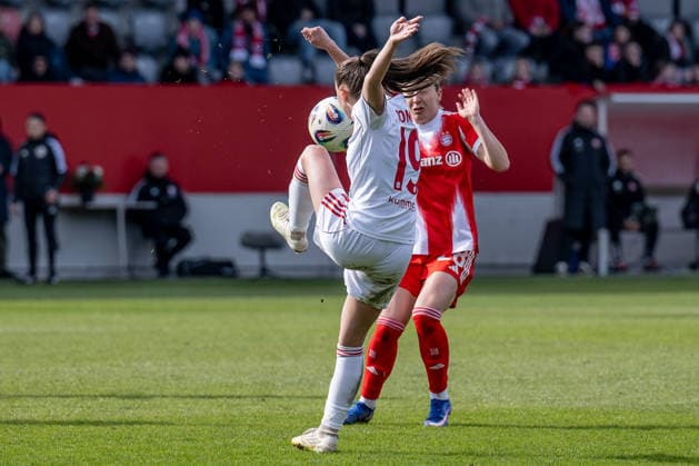 Kampf um den Ball Zweikampf zwischen Sanja Homann (1. FC Nuernberg, 19) und Barbara Dunst (FC Bayern Muenchen Frauen, 28) GER, FC Bayern Muenchen Frauen vs. 1. FC Nuernberg, Fussball, Google Pixel Frauen-Bundesliga, 22. Spieltag, Saison 2025 2026, 28.03.2026. (DFL DFB REGULATIONS PROHIBIT ANY USE OF PHOTOGRAPHS as IMAGE SEQUENCES and or QUASI-VIDEO). GER, FC Bayern Muenchen Frauen vs. 1. FC Nuernberg, Fussball, Google Pixel Frauen-Bundesliga, 22. Spieltag, Saison 2025 2026, 28.03.2026. Muenchen Copyright: xEibner-Pressefoto HeikexFeinerx EP_HFR