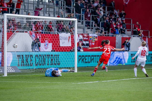 Natalia Padilla Bidas (FC Bayern Muenchen Frauen, 23) bejubelt ihr Tor zum 2:0 gegen Lourdes Romero (Torfrau, 1. FC Nuernberg, 25), Franziska Mai (1. FC Nuernberg, 18) ist dementsprechend bedient GER, FC Bayern Muenchen Frauen vs. 1. FC Nuernberg, Fussball, Google Pixel Frauen-Bundesliga, 22. Spieltag, Saison 2025 2026, 28.03.2026. (DFL DFB REGULATIONS PROHIBIT ANY USE OF PHOTOGRAPHS as IMAGE SEQUENCES and or QUASI-VIDEO). GER, FC Bayern Muenchen Frauen vs. 1. FC Nuernberg, Fussball, Google Pixel Frauen-Bundesliga, 22. Spieltag, Saison 2025 2026, 28.03.2026. Muenchen Copyright: xEibner-Pressefoto HeikexFeinerx EP_HFR