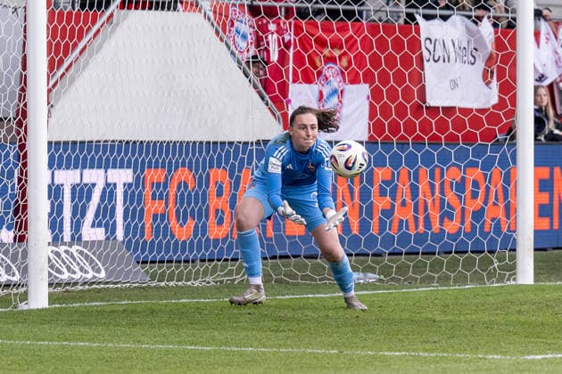 Lourdes Romero (Torfrau, 1. FC Nuernberg, 25) nimmt einen Ball auf GER, FC Bayern Muenchen Frauen vs. 1. FC Nuernberg, Fussball, Google Pixel Frauen-Bundesliga, 22. Spieltag, Saison 2025 2026, 28.03.2026. (DFL DFB REGULATIONS PROHIBIT ANY USE OF PHOTOGRAPHS as IMAGE SEQUENCES and or QUASI-VIDEO). GER, FC Bayern Muenchen Frauen vs. 1. FC Nuernberg, Fussball, Google Pixel Frauen-Bundesliga, 22. Spieltag, Saison 2025 2026, 28.03.2026. Muenchen Copyright: xEibner-Pressefoto HeikexFeinerx EP_HFR