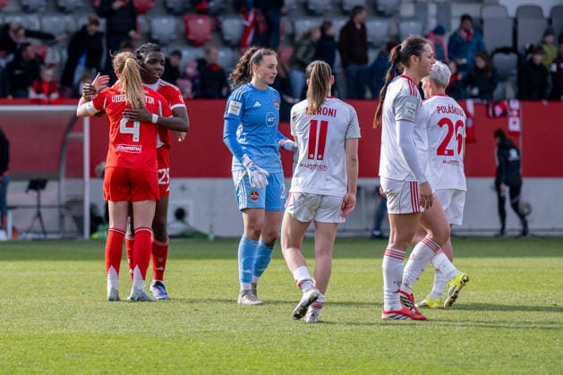 Glodis Perla Viggosdottir (FC Bayern Muenchen Frauen, 04) freut sich mit Edna Imade (FC Bayern Muenchen Frauen, 29) ueber den Sieg, die Nuernberginnen um Lourdes Romero (Torfrau, 1. FC Nuernberg, 25), Lara Meroni (1. FC Nuernberg, 11) und Aneta Polaskova (1. FC Nuernberg, 26) sind dementsprechend enttaeuscht GER, FC Bayern Muenchen Frauen vs. 1. FC Nuernberg, Fussball, Google Pixel Frauen-Bundesliga, 22. Spieltag, Saison 2025 2026, 28.03.2026. (DFL DFB REGULATIONS PROHIBIT ANY USE OF PHOTOGRAPHS as IMAGE SEQUENCES and or QUASI-VIDEO). GER, FC Bayern Muenchen Frauen vs. 1. FC Nuernberg, Fussball, Google Pixel Frauen-Bundesliga, 22. Spieltag, Saison 2025 2026, 28.03.2026. Muenchen Copyright: xEibner-Pressefoto HeikexFeinerx EP_HFR